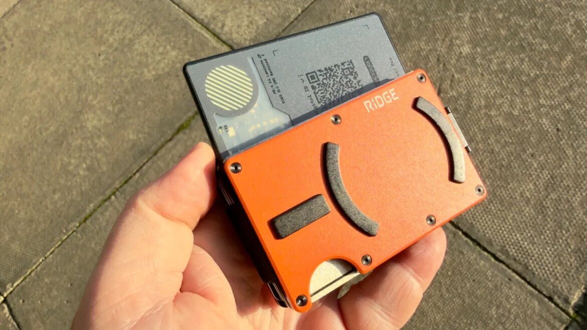 This AirTag alternative fits in my wallet and works with Android phones too

