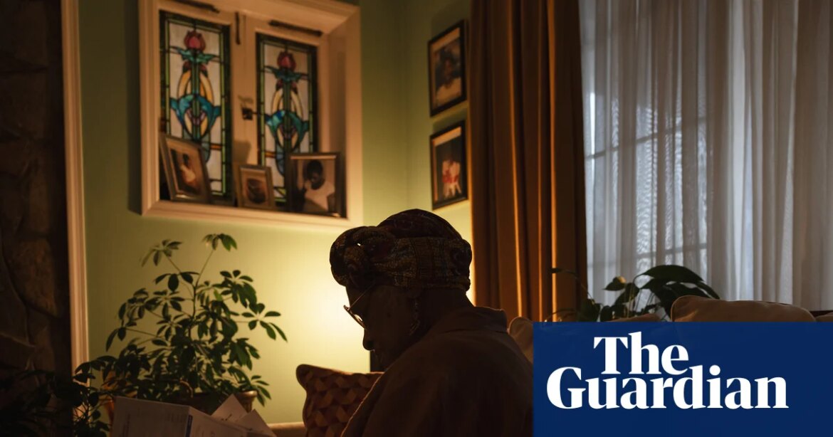 Trump's failed energy bill pledge is leaving American families struggling: 'It's obscene' donald trump

