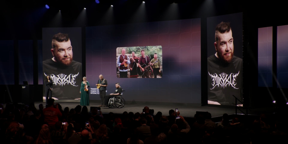 ALS stole this musician's voice. The AI ​​made him sing again.

