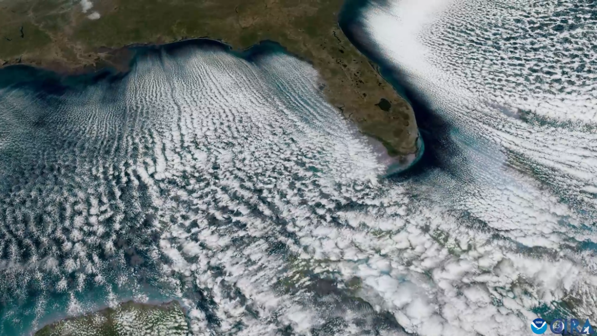 Florida's cool breeze produces mesmerizing 'cloud roads'

