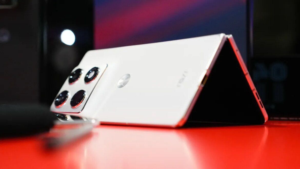 Motorola Razr Fold hands-on: It beats the Samsung and Google Pixel in notable ways

